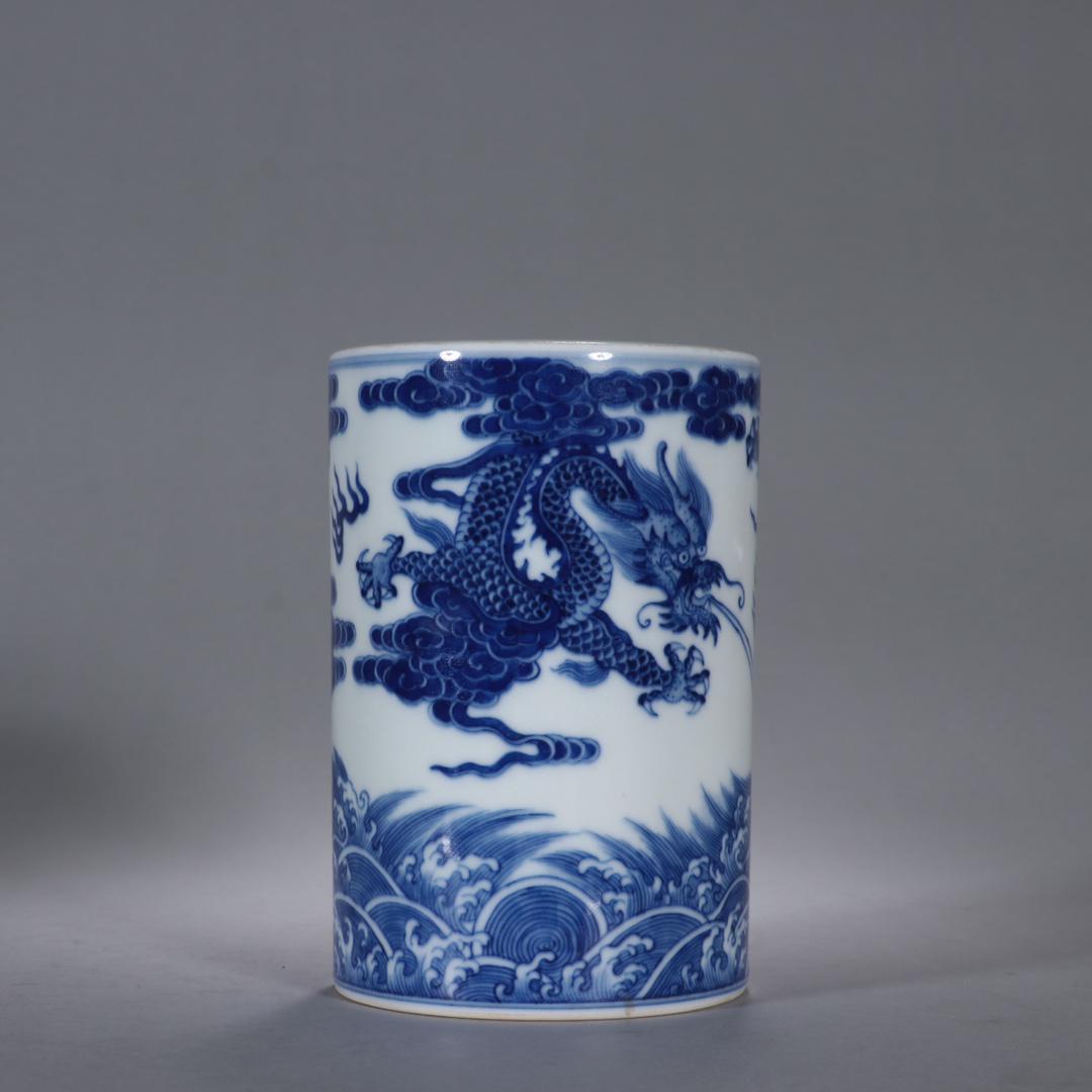 A Fine Blue and White 'Dragon' Pen Holder (1 of 9)
