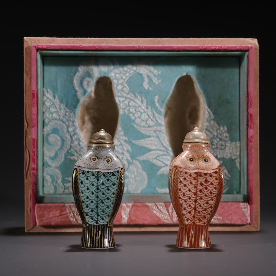 A Pair of Famille-rose Fish-shaped Snuff Bottles (1 of 9)