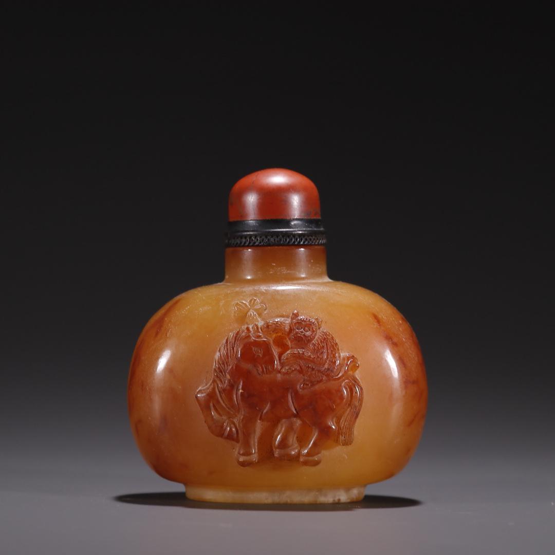 A Fine Agate Snuff Bottle (1 of 9)