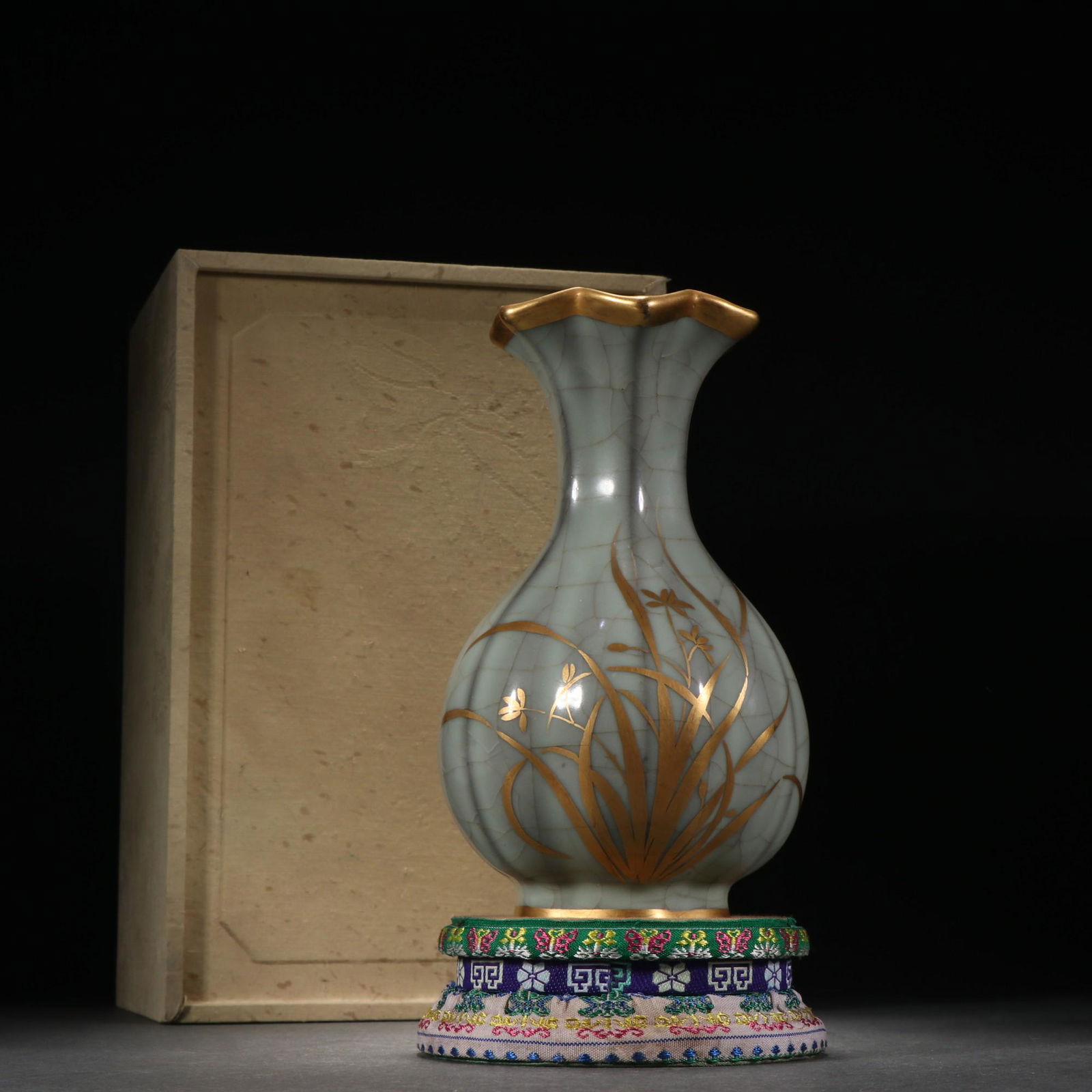 A Fine Ge-yao Painted Gold Vase (1 of 9)