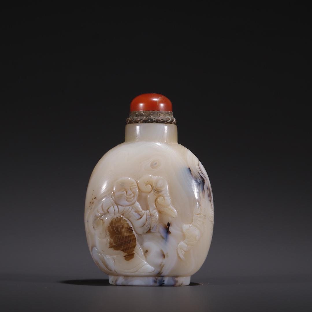 A Fine Agate Snuff Bottle (1 of 9)