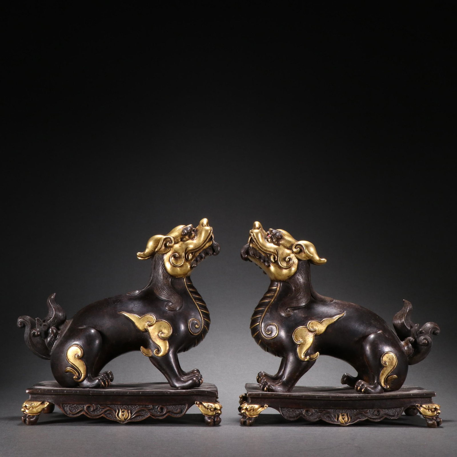A Pair of Top Gilt-Bronze Beast Oranemts (1 of 9)