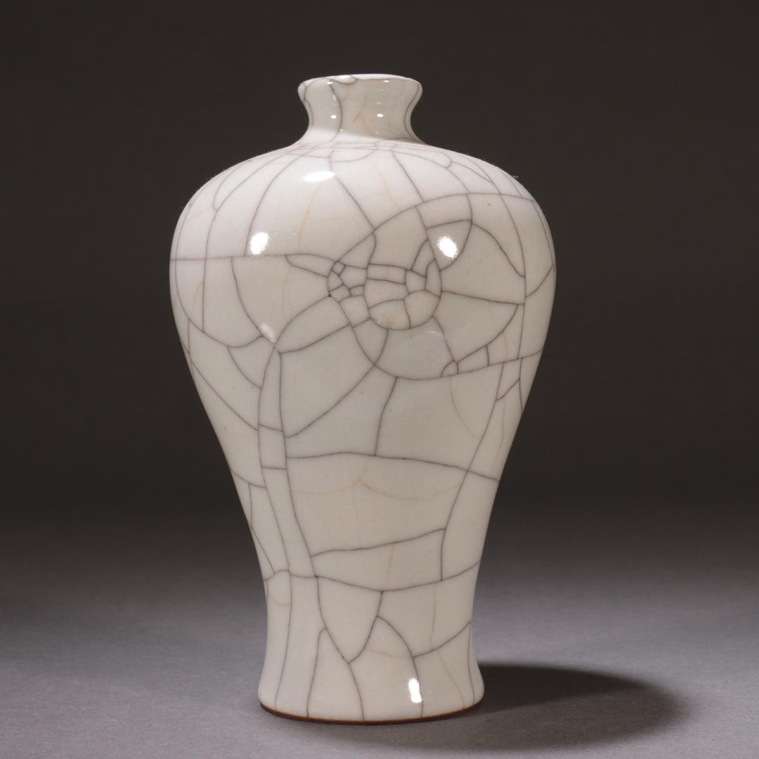 A Fine Ge-yao Vase (1 of 9)