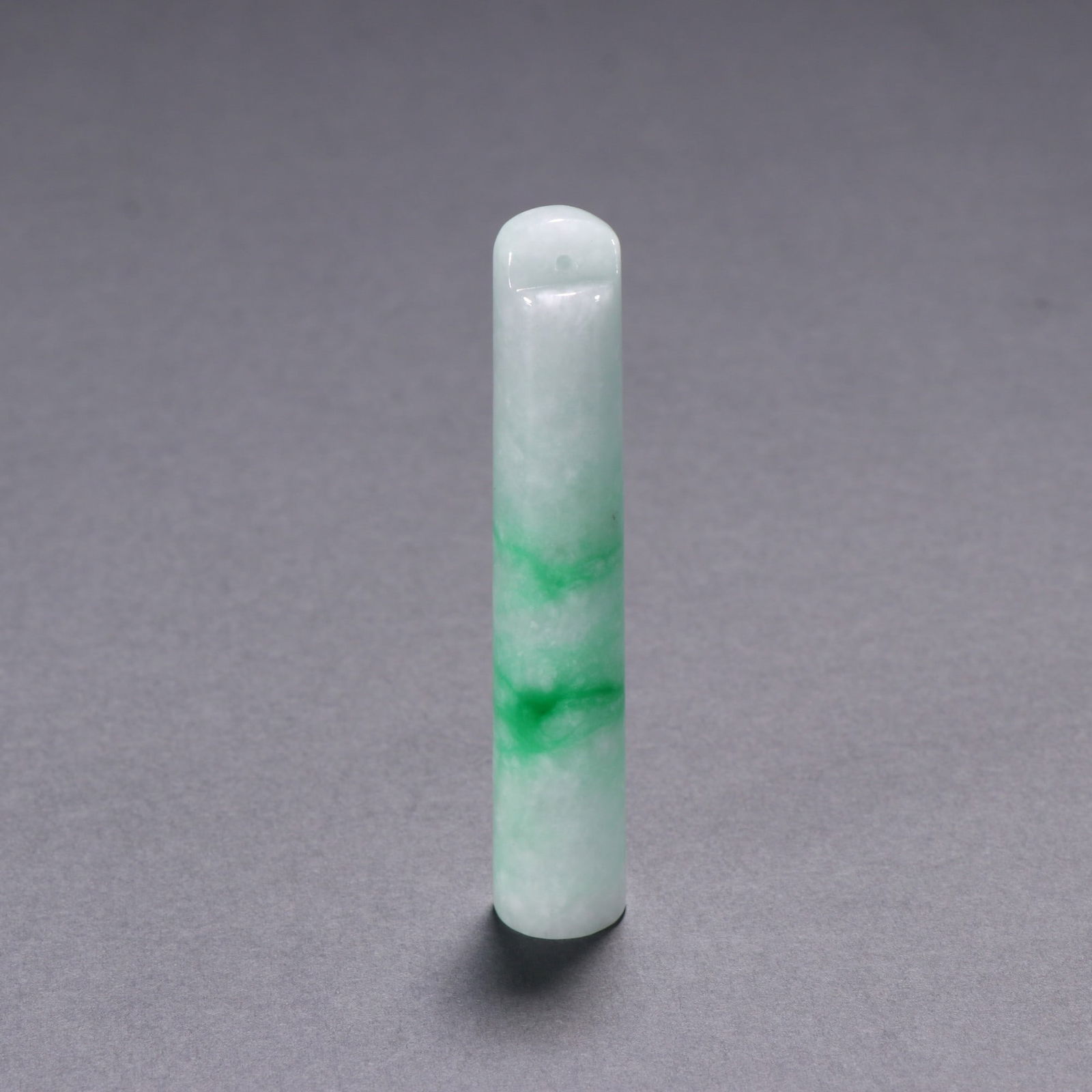 An Exquisite Jadeite Plume: An Exquisite Jadeite Plume Size:H:7.4cm L:1.3cm W:25g (The dimensions of all batches are manually measured.If you need more detailed information, please contact our customer service before bidding.)