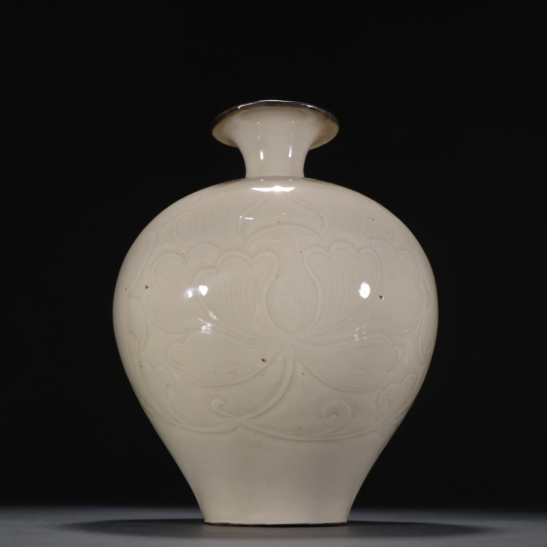 A Rare and Fine Ding Yao and Gold 'Flowers' Vase (1 of 9)