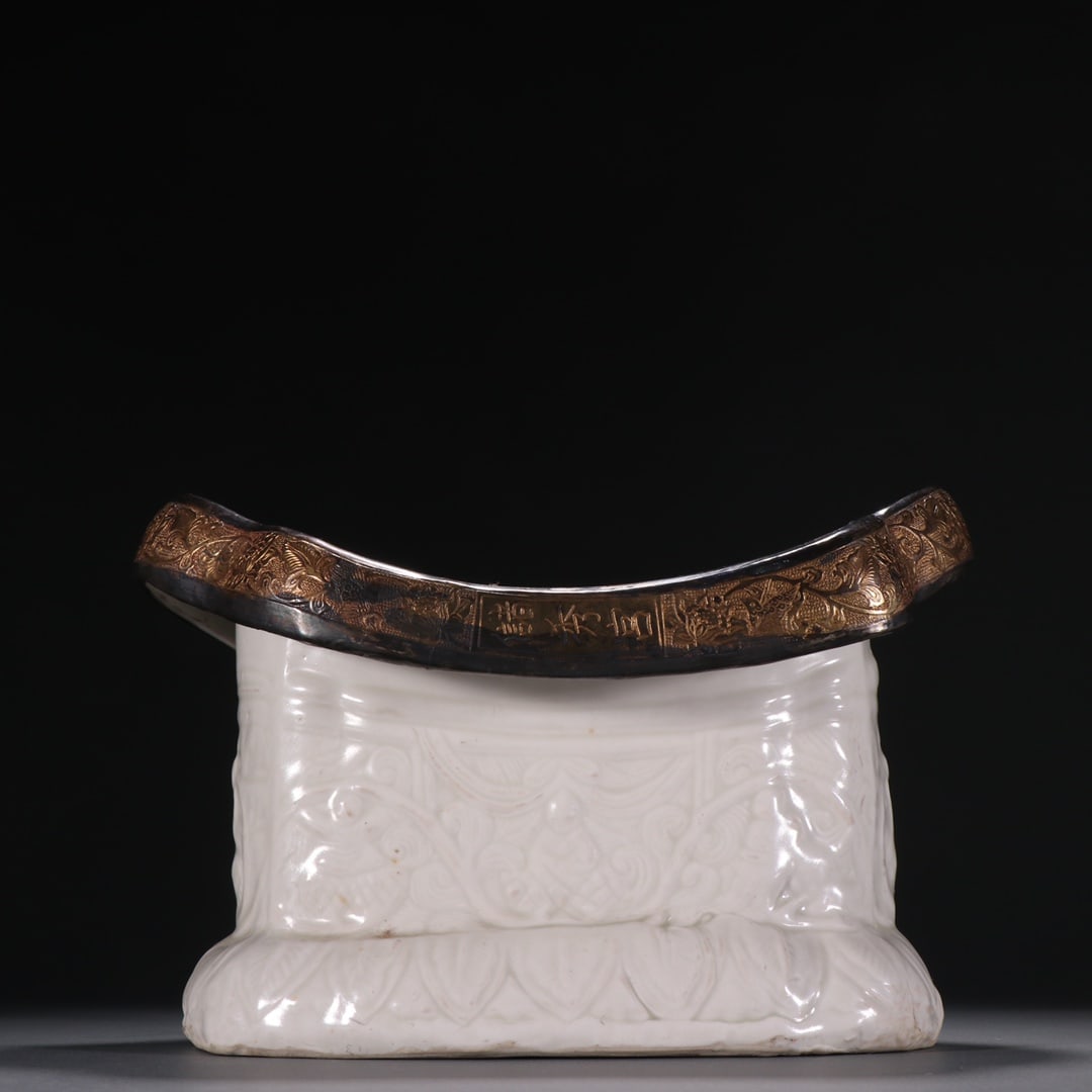 An Imperial Silver and Dingyao Pillow: An Imperial Silver and Dingyao Pillow Size:H:18cm L:22x14.5cm (The dimensions of all batches are manually measured.If you need more detailed information, please contact our customer service before bid