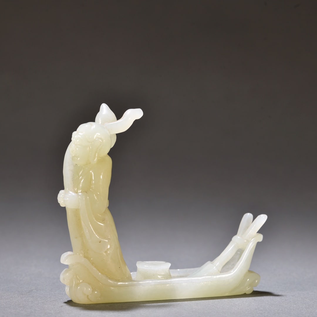 An Exquisite Carved Jade Boating Ornament: An Exquisite Carved Jade Boating Ornament Size:H:8.6cm L:9.5x2cm W:101g (The dimensions of all batches are manually measured.If you need more detailed information, please contact our customer service 
