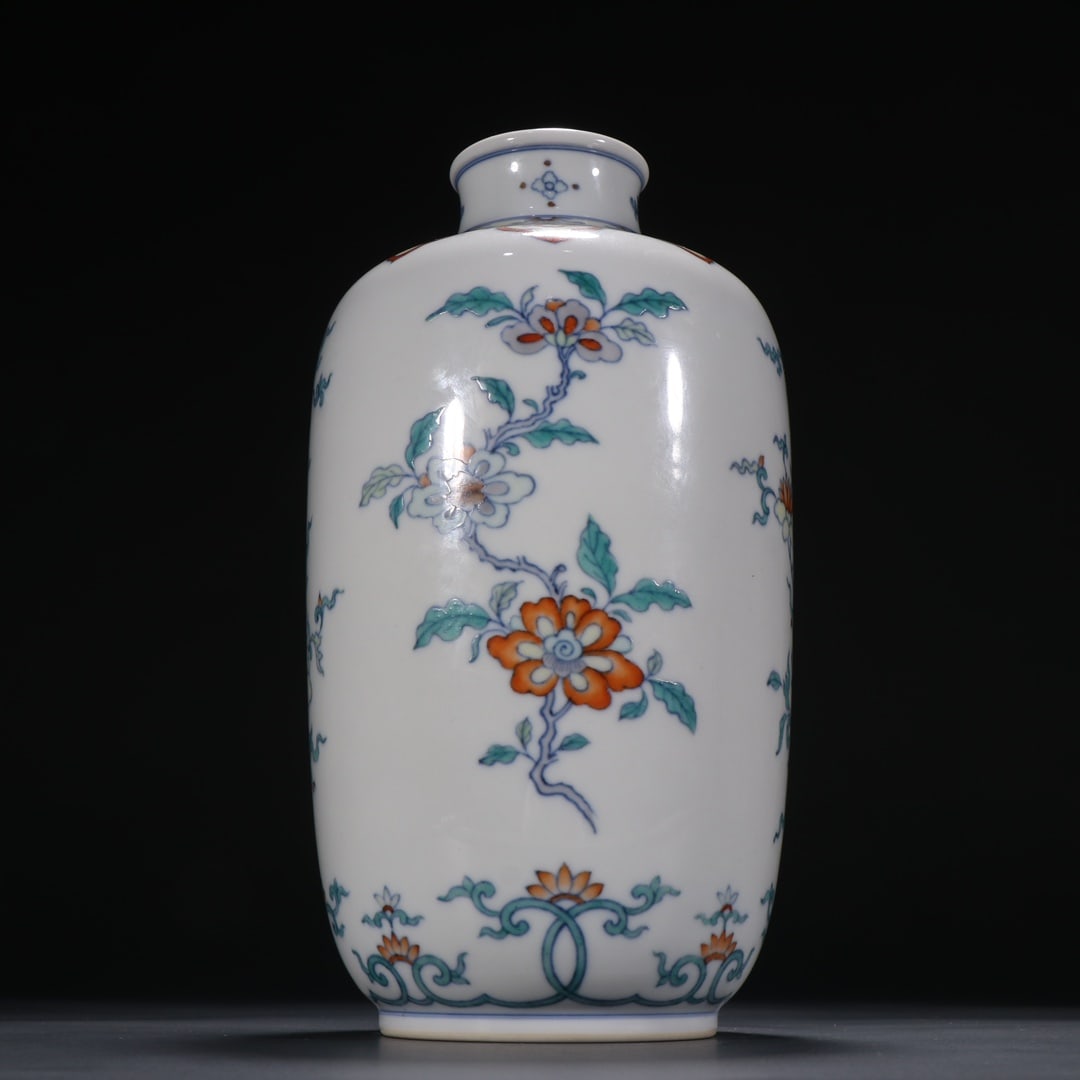 An Exquisite Doucai Lantern Bottle: An Exquisite Doucai Lantern Bottle Size:H:24.5cm L:12.9cm (The dimensions of all batches are manually measured.If you need more detailed information, please contact our customer service before bidding