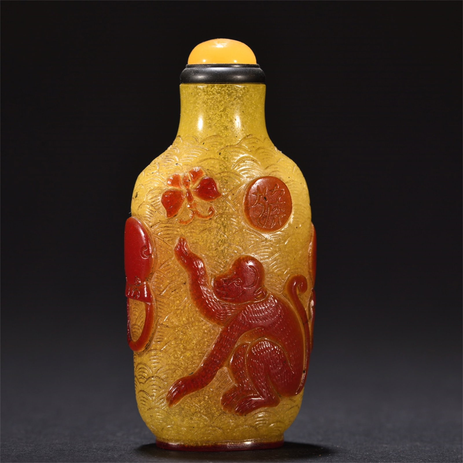 A Glass Set Tire Snuff Bottle: Old Tibetan Glass Set Tire with Chicken and Monkey Diagram Snuff Bottle size?H:8.4cmW:4cmT2.2cmW:73g (The dimensions of all batches etian manually measured.If you need more detailed information, pleas