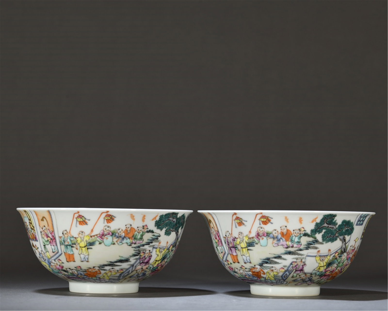 A Pair Of Qing Dao Guang Fen Cai Hua Jin Bai Zi Tu Bowls: A Pair Of Qingdao Guangfen Colorful Gold Painted Baizi Picture Bowls Size:H:7cmd:15.3cm (The dimensions of all batches are manually measured.If you need more detailed information, please contact our c