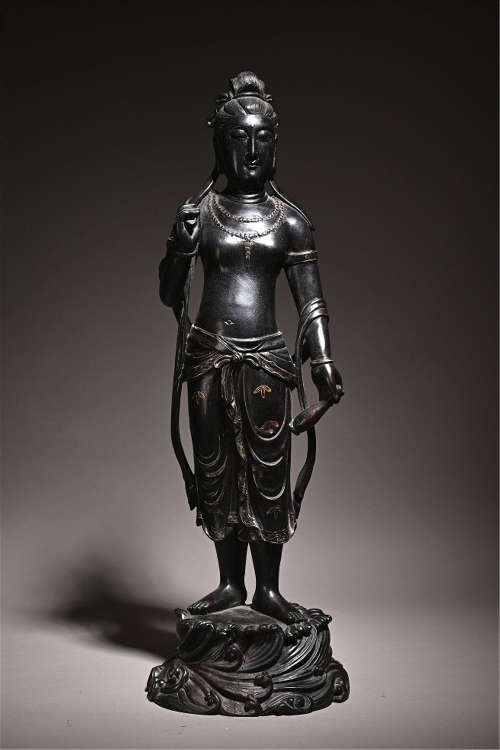 A Fine Carved Zitan Wood Standing Statue of Guanyin Ornament: A Fine Carved Zitan Wood Standing Statue of Guanyin Ornament Size:H:47cm L:15x10cm W:1570g (The dimensions of all batches are manually measured.If you need more detailed information, please contact ou