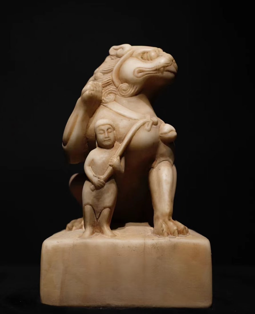 Tang Han white marble lion cub: Tang Han white marble lion cub Size:H:26cm ?18cm W:16cm (The dimensions of all batches are manually measured.If you need more detailed information, please contact our customer service before bidding.)