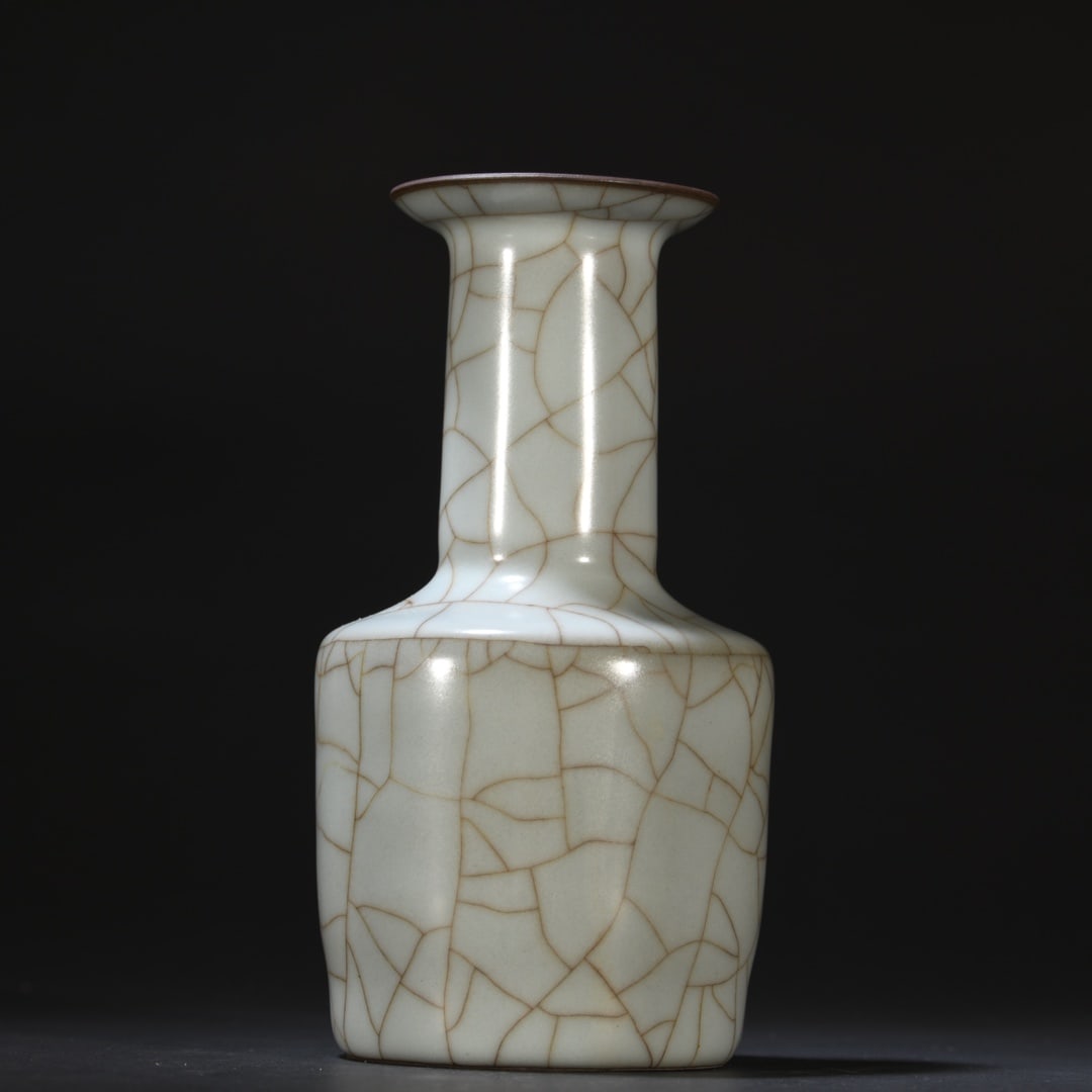 A piece of official kiln flasks and hammers: Guan Kiln Open Plate Rod and Hammer Bottle Size: H:17cmDiameter 6.5cm (The dimensions of all batches are manually measured.If you need more detailed information, please contact our customer service be