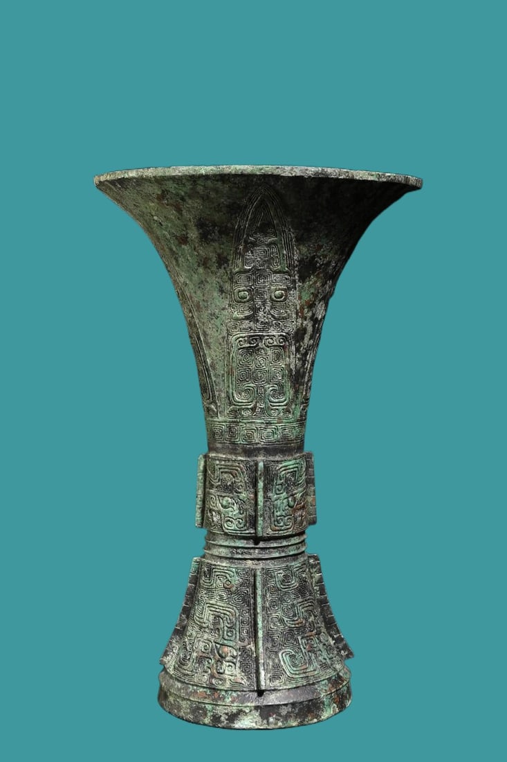 A bronze ware with a flower goblet and a study ornament (1 of 9)