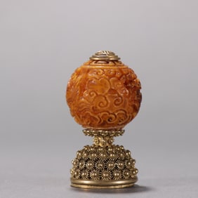 A clear silver gilded hat with beeswax inlay on the top