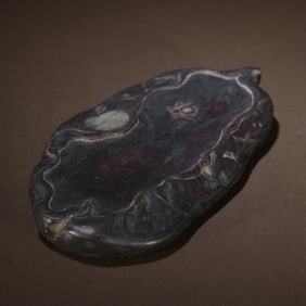 An old end stone with a leaf shaped inkstone descending from the sky