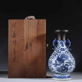 A Ming Dynasty Jiajing blue and white window opening phoenix patterned double ear vase