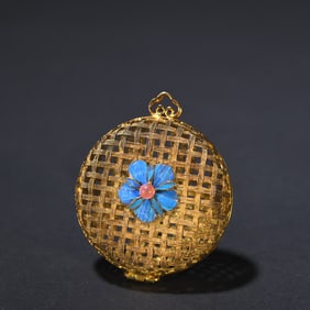 A silver gilded sachet with emerald patterns