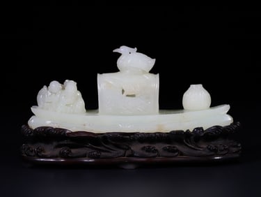 A piece of Hetian jade is a smooth sailing ornament