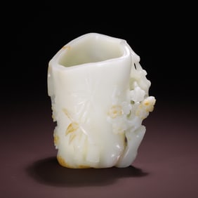 An old Hetian jade is happy to put on the eyebrows of the ornament