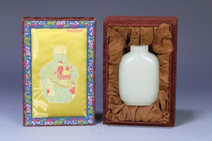 Hetian Yusu Snuff Bottle