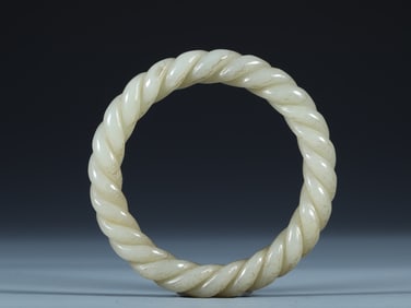 A Hotan Jade bracelet with knot pattern