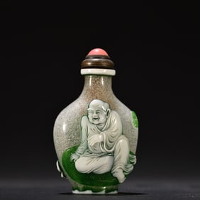 A glass set tire sitting still nose snuff bottle