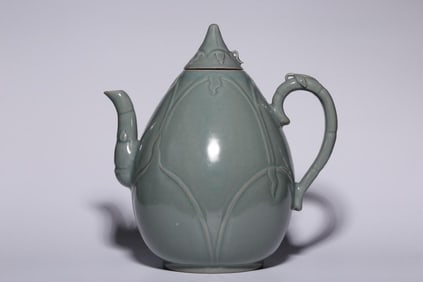 Longquan lotus petal holding pot