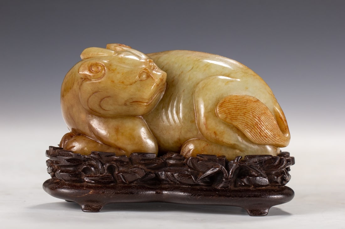 A piece of Hetian Jade Beast: Hetian Jade Beast Size: L:10cm W:5cm H:5cm W:520g (The dimensions of all batches are manually measured.If you need more detailed information, please contact our customer service before bidding.)