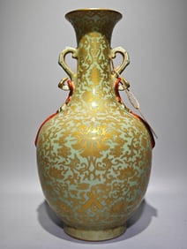 A piece of the Qianlong year of the Qing Dynasty bean green glaze depiction gold blessing longevity