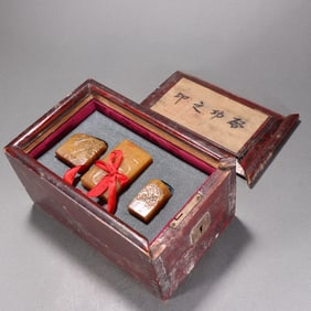 A set of Ju Lai Zhuan Tian Huangshi Seal Studio