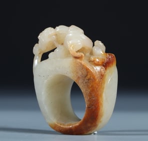 A Hotan Jade relief dragon ring