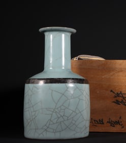 A Song Dynasty official kiln blue glaze inlaid with silver buckle "Yujin Garden" paper hammer bottle