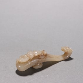 A piece of Han Hetian jade dragon pattern with hook