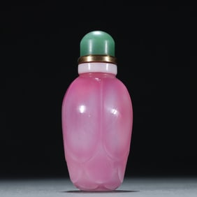 A powder dispenser petal patterned snuff bottle