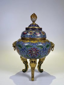 A piece of pinched-wire enamel three-foot lion-ear stove