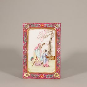 A rouge red window shaped character story square pen holder