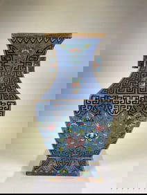 A piece of pinched-wire enamel square ear-filling vase