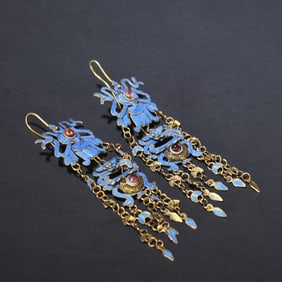 A silver gilded point emerald inlaid gemstone earring