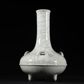 A piece of Qing Qianlong Ruguan glazed bottle