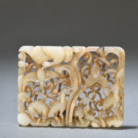 A piece of Hetian jade all the way to the carving