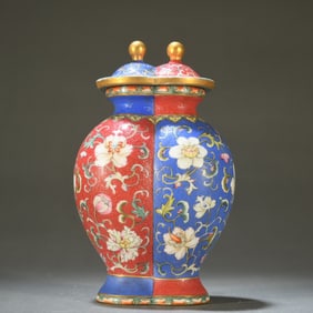 A piece of Qianlong in the Qing Dynasty rolled pastel floral pattern double bottle