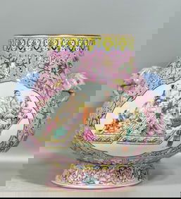 A piece of Qianlong in the Qing Dynasty, enamel pastel, flowers, entwined branches, window opening