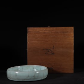 A piece of Song Dynasty official kiln powder green glaze round wash