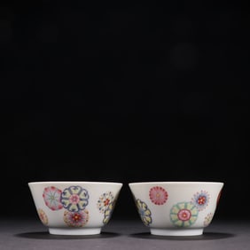 A pair of Qing Yongzheng pastel ball flower tea round