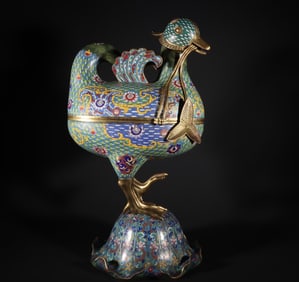 A Qing Dynasty Qianlong cloisonné enamel cloisonné mandarin duck ornament