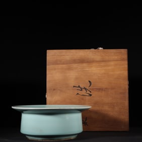 A piece of Song Dynasty Longquan kiln folded along the wash