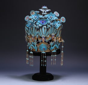 A Qing Dynasty silver-gilt filigree dotted with a phoenix crown