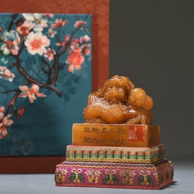 A piece of Qing Qianlong Tian Huangshi Panlong button seal