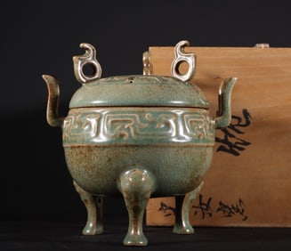 A piece of Song Dynasty Ru kiln azure glaze three-legged tripod furnace